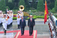 Tổng Bí thư Tô Lâm và Bí thư Thứ nhất, Chủ tịch nước Cuba Miguel Diaz-Canel Bermudez duyệt Đội Danh dự Quân đội nhân dân Việt Nam.