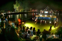 Toàn cảnh buổi biểu diễn rối nước tại ngày hội của địa phương.