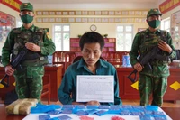 Đối tượng Cháng A Lử cùng tang vật khi bị bắt giữ. (Ảnh: ANH DŨNG)