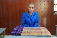 Đối tượng Tráng A Páo cùng tang vật tại cơ quan công an. (Ảnh: CÔNG AN ĐIỆN BIÊN)