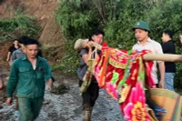 Đồng chí Trần Tiến Dũng, Phó Bí thư Tỉnh ủy Điện Biên thăm, động viên người bị nạn do lở đất đang được các lực lượng đưa đi cấp cứu. 