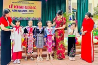Cô, trò Trường phổ thông dân tộc bán trú tiểu học Trần Văn Thọ (xã Mường Nhé, tỉnh Điện Biên) trong lễ khai giảng năm học mới.