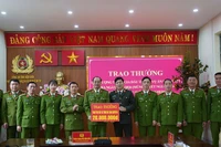 Thiếu tướng Vũ Văn Đấu, Giám đốc Công an tỉnh Điện Biên trao thưởng, động viên các lực lượng tham gia phá thành công chuyên án lớn về ma túy trong dịp Tết Nguyên đán Bính Ngọ 2026.