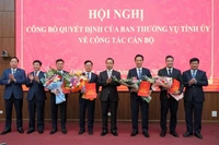 Đồng chí Trần Tiến Dũng, Bí thư Tỉnh ủy Điện Biên trao quyết định điều động, phân công nhiệm vụ cho 4 đồng chí.