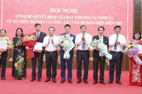 Trao Quyết định và tặng hoa các đồng chí được bổ nhiệm lãnh đạo Ban Biên tập Báo Điện Biên Phủ.
