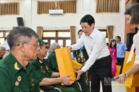 Chủ tịch nước Lương Cường trao quà tặng các thương binh tại Trung tâm Điều dưỡng thương binh Duy Tiên.