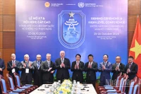 Chủ tịch nước Lương Cường và Tổng Công tố Nga Alexander Vladimirovich Gutsan cùng các đại biểu tại buổi tiếp.