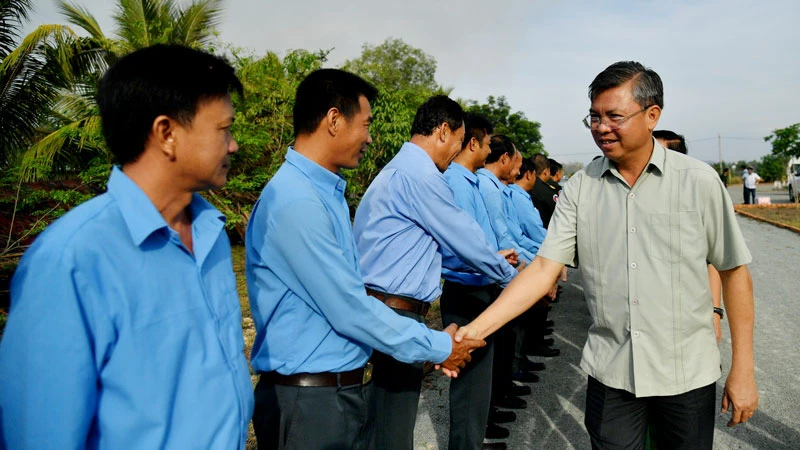Phó Chủ tịch Ủy ban nhân dân tỉnh Kiên Giang Nguyễn Lưu Trung thăm, động viên cán bộ, chiến sĩ Đội K92 đang thực hiện nhiệm vụ ở Campuchia. 