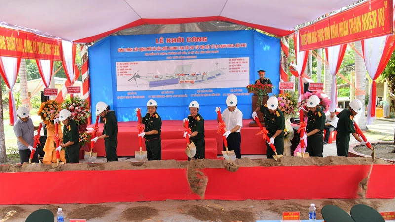 Các đại biểu thực hiện nghi thức khởi công xây dựng mới và sửa chữa doanh trại Đội Quy tập mộ liệt sĩ tại Campuchia. 