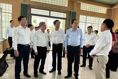 Chủ tịch Quốc hội và lãnh đạo Thành phố Cần Thơ đi thị sát, kiểm tra mô hình dịch vụ công tại xã Vị Thủy.