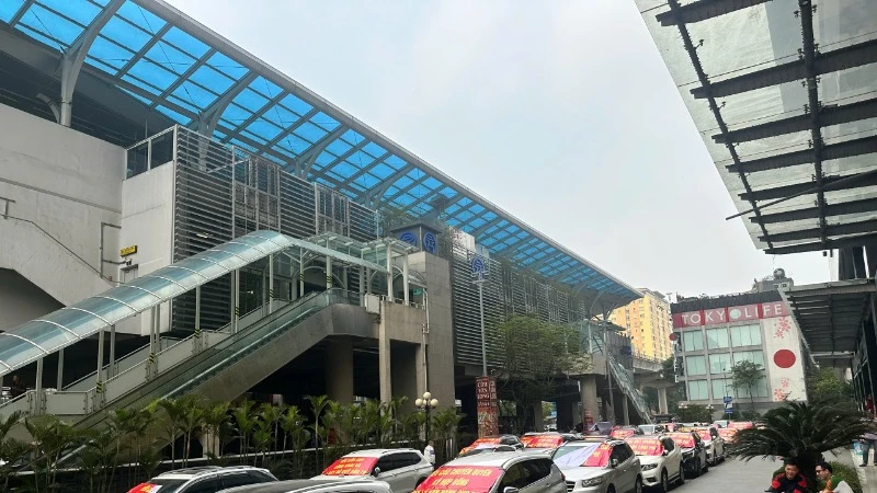 Đại diện cư dân Chung cư 302 đường Cầu Giấy tập trung trước sảnh tòa nhà vào sáng 4/4. 