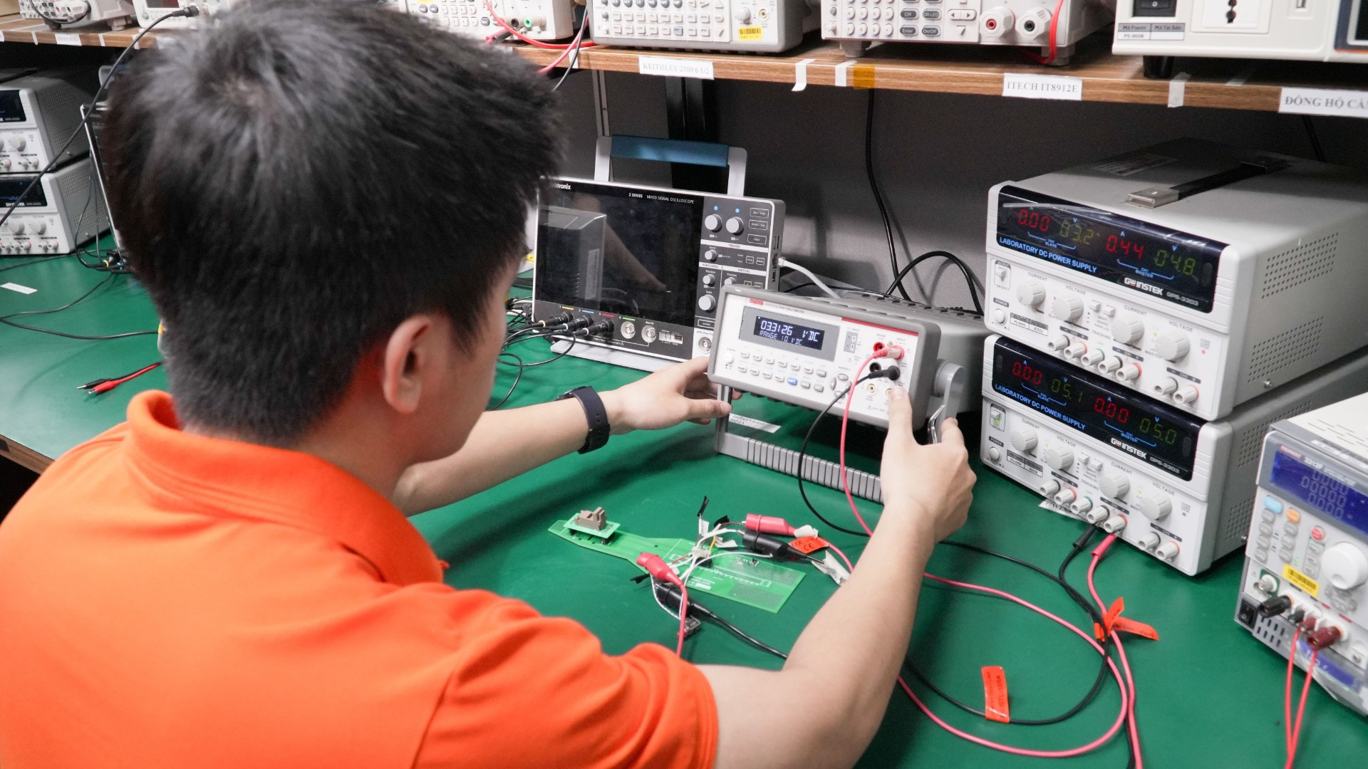 Đội ngũ kỹ sư FPT nghiên cứu và hoàn thiện thiết kế đưa chip nguồn “Make in Vietnam, made by FPT” vượt qua hệ thống kiểm thử khắt khe toàn cầu.