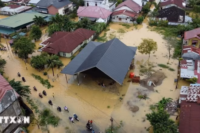 Khu vực bị ngập lụt tại tỉnh Aceh, Indonesia ngày 27/11/2025. (Ảnh: THX/TTXVN)