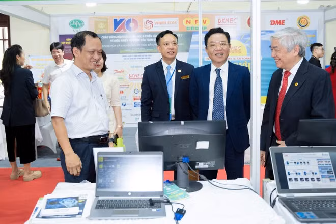 Các đại biểu tham quan tại VCCA 2025. (Ảnh: Ban Tổ chức cung cấp)