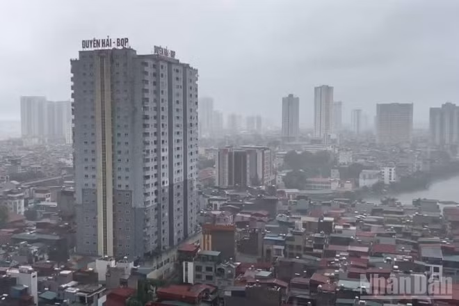 Hà Nội mưa to khiến giao thông nhiều nơi gặp khó khăn.