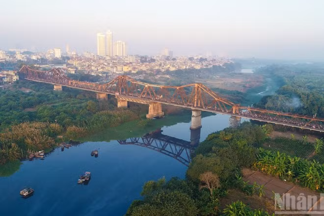 Tạm dừng chạy tàu qua cầu Long Biên do một nhịp cầu gặp sự cố.