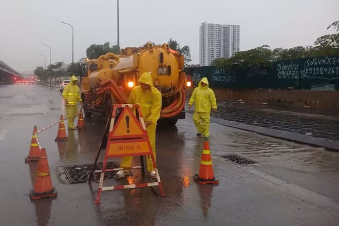 Lực lượng và phương tiện tiến hành ứng trực trên đường Nguyễn Xiển sáng 28/7. (Ảnh: Công ty TNHH MTV Thoát nước Hà Nội cung cấp)