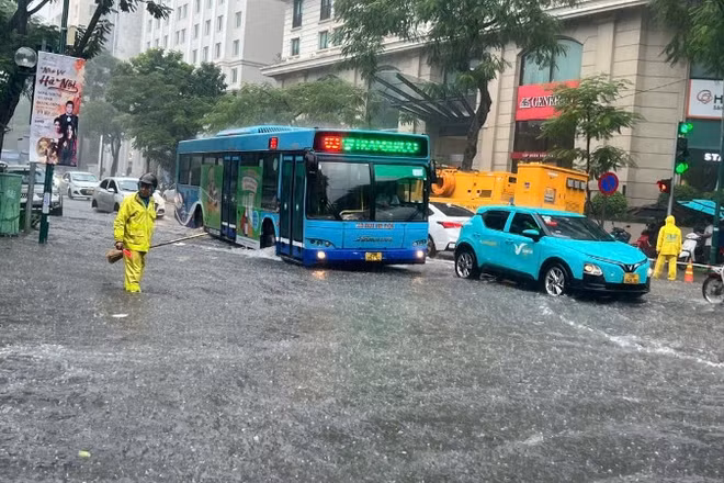 Xí nghiệp Thoát nước số 1 ứng trực trên phố Phan Bội Châu.