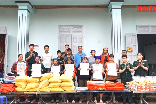 [Video] Thắm đỏ sắc cờ Tổ quốc và hình ảnh Bác Hồ nơi biên cương 