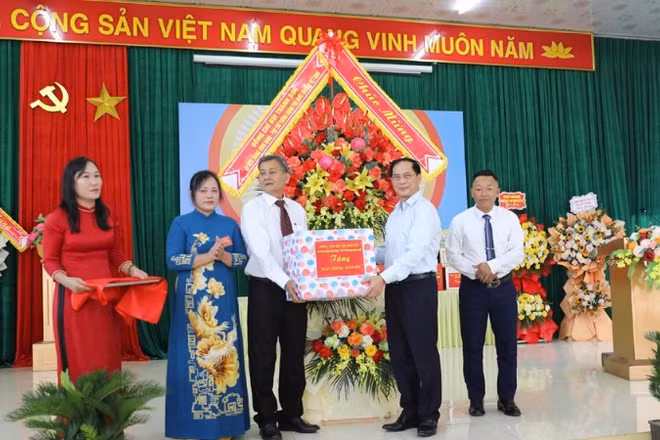 Phó Thủ tướng Bùi Thanh Sơn tặng quà cho khu dân cư Hương Trầm.