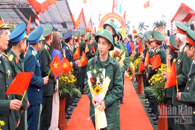 [Video] Khí thế lên đường tại Điểm giao quân số 8