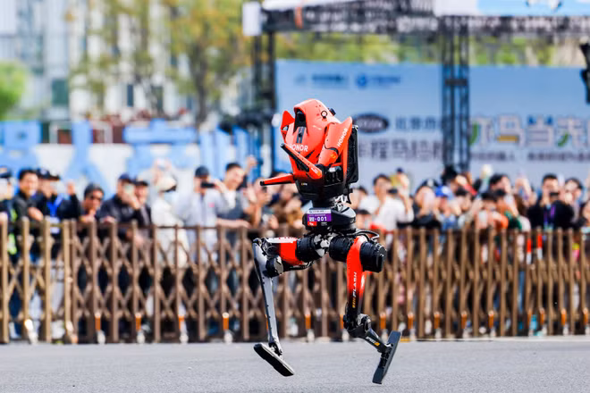 Một "vận động viên" robot hình người trên đường chạy. (Ảnh: Ban tổ chức)