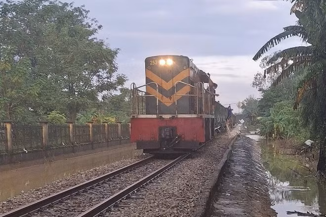 Tuyến đường sắt Bắc-Nam qua TP Huế đã được khôi phục và thông tuyến.
