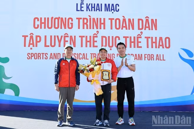 Ban tổ chức trao hoa và kỷ niệm chương tặng địa phương đăng cai Chương trình “toàn dân tập luyện thể dục thể thao năm 2025”.
