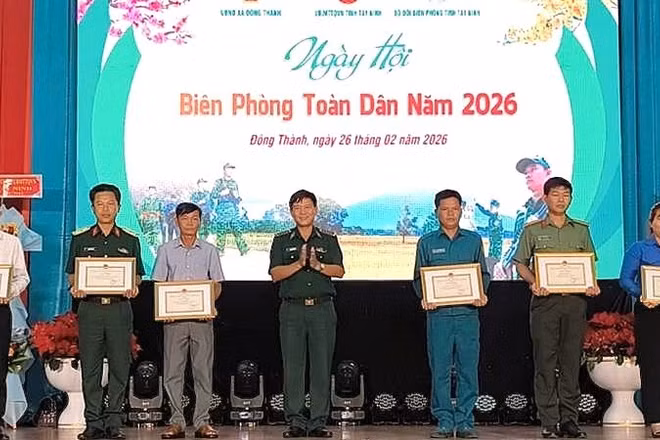 Đại tá Dương Văn Dược, Chính ủy Ban Chỉ huy Bộ đội Biên phòng Tây Ninh tặng giấy khen cho tập thể và cá nhân đã có thành tích tiêu biểu trong thực hiện phong trào "Toàn dân tham gia bảo vệ chủ quyền lãnh thổ, an ninh biên giới quốc gia trong tình hình mới".