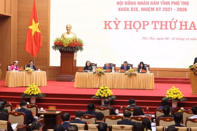 Quang cảnh phiên chất vấn và trả lời chất vấn tại Kỳ họp thứ hai Hội đồng nhân dân tỉnh Phú Thọ. 