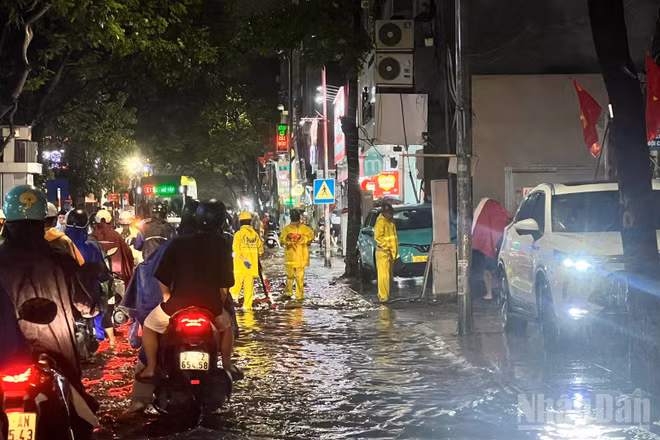 Lực lượng chức năng ứng trực trên phố Giang Văn Minh. (Ảnh: NHÃ NGUYÊN)