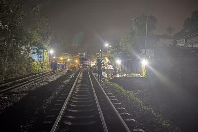 Ngành đường sắt nhanh chóng huy động lực lượng khắc phục sự cố.