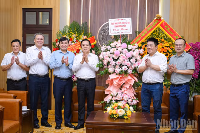 Đồng chí Phạm Quang Ngọc, Ủy viên Trung ương Đảng, Bí thư Tỉnh ủy Hưng Yên tới thăm, chúc mừng Báo Nhân Dân nhân Ngày Báo chí Cách mạng Việt Nam. (Ảnh: Bảo Long)