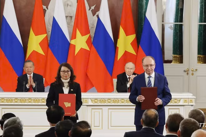 Tổng Bí thư, Chủ tịch nước Tô Lâm và Tổng thống Nga Vladimir Putin chứng kiến Lễ trao văn kiện hợp tác giữa hai nước. (Ảnh: TTXVN)