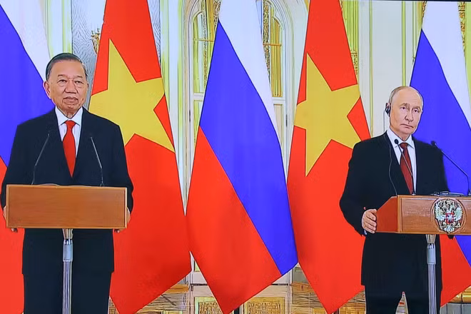 Tổng Bí thư, Chủ tịch nước Tô Lâm và Tổng thống Liên bang Nga Vladimir Putin dự và phát biểu trực tuyến tại điểm cầu nước Nga. (Ảnh: TTXVN)
