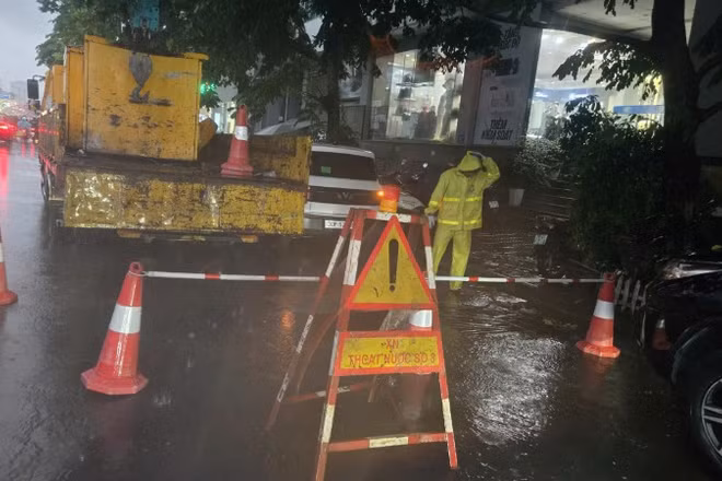 Lực lượng và phương tiện của Xí nghiệp thoát nước số 3 triển khai xe bơm CP10 tại cụm chân cầu Vĩnh Tuy.