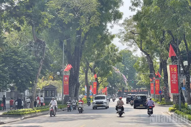 Đường phố được trang hoàng băng-rôn, cờ hoa cho ngày lễ lớn của dân tộc.