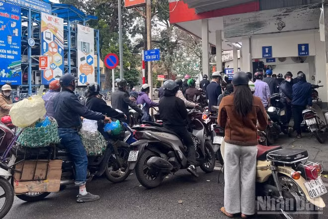 Giá xăng, dầu tăng đột biến khiến nhiều người dân có tâm lý mua tích trữ trong gia đình tiềm ẩn nguy cơ cháy, nổ cao.