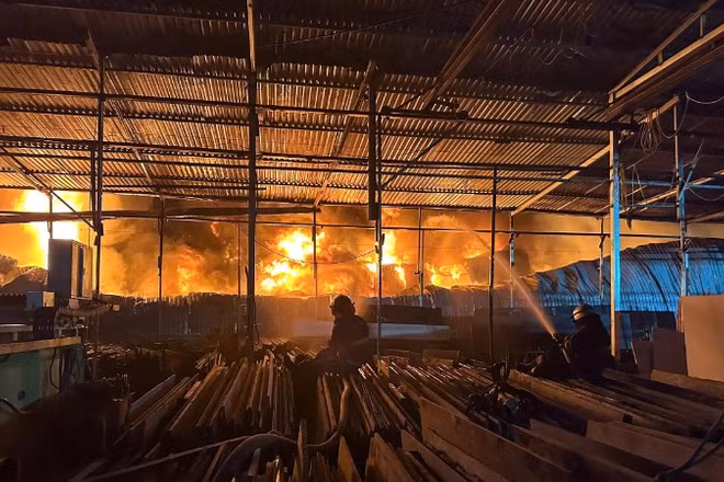 Đám cháy lớn xảy ra vào khoảng 0 giờ 40 phút ngày 30/6/2026 trên đường Phạm Tu, phường Thanh Liệt.
