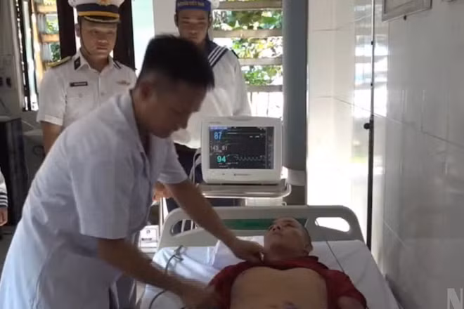 [Video] Cấp cứu ngư dân bị bệnh ở đặc khu Trường Sa 