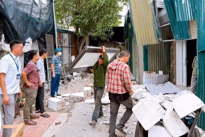 Lực lượng chức năng phường Thanh Liệt xử lý công trình vi phạm đất đai, trật tự xây dựng. (Ảnh: Ngọc Hà)