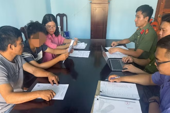 Cơ quan chức năng làm việc với N.H.A. và người giám hộ về vụ việc. (Ảnh: Công an tỉnh Lâm Đồng)