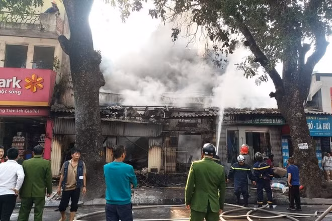 Lực lượng chức năng nhanh chóng có mặt tại hiện trường dập tắt đám cháy.