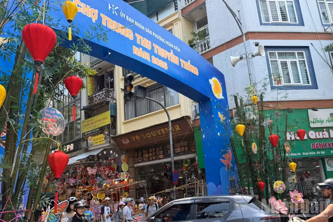Ủy ban nhân dân phường Hoàn Kiếm dựng cổng chào đẹp mắt phục vụ người dân đến mua sắm, tham quan, vui chơi trên phố Hàng Mã. (Ảnh: HÀ NHUNG)