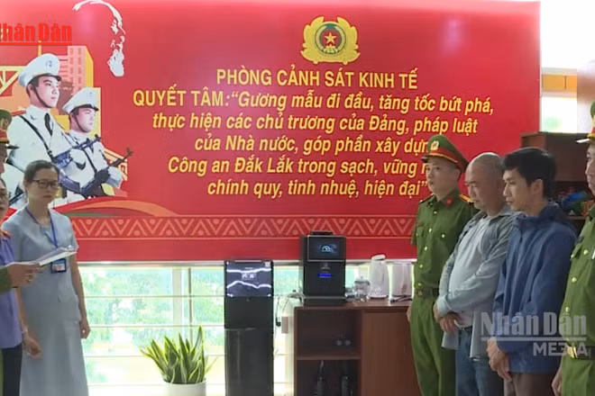 [Video] Khởi tố vụ án vi phạm quy định về kế toán và buôn bán hàng giả 