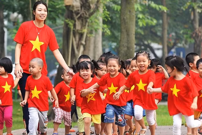 Dành tình cảm, sự quan tâm chăm sóc cho trẻ em là cách tốt nhất để phòng, chống bạo lực trẻ em. (Ảnh NGUYỄN ĐĂNG)