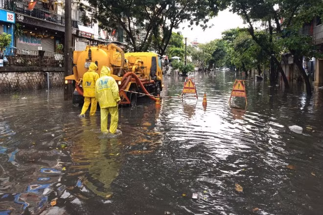 Rạng sáng 25/7, trên địa bàn Thủ đô có mưa trên diện rộng, xuất hiện nhiều điểm dềnh nước. (Ảnh: Công ty TNHH MTV Thoát nước Hà Nội cung cấp)