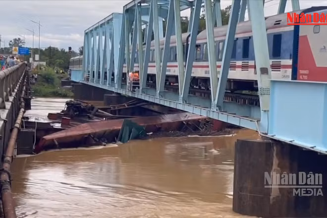 [Video] Quảng Trị thống nhất phương án xử lý các xà lan mắc kẹt tại cầu đường sắt 