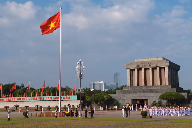 [Video] Lãnh đạo Đảng, Nhà nước, đại biểu Quốc hội vào Lăng viếng Chủ tịch Hồ Chí Minh
