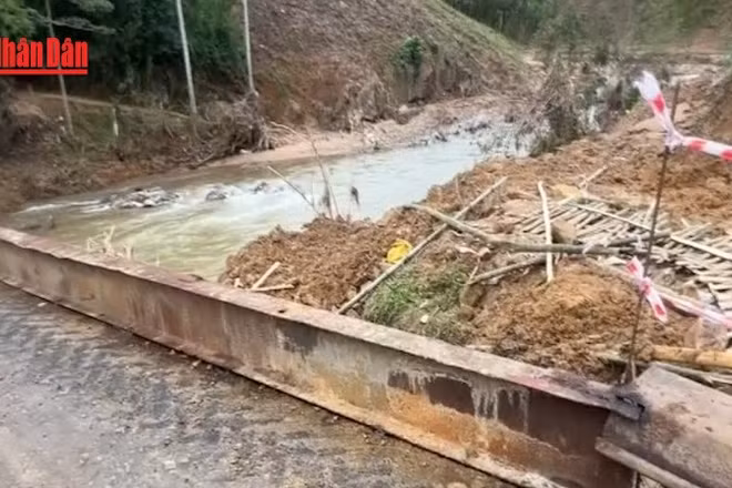 [Video] Người dân xã Sơn Hà, Quảng Ngãi vui mừng khi có cầu thép kiên cố sau lũ